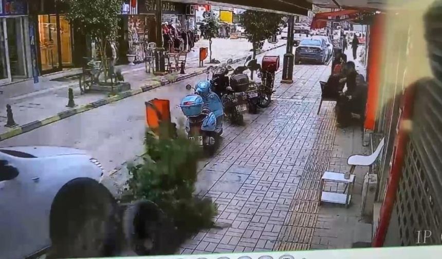Fren Yerine Gaza Bastı: Otomobil Kaldırıma Çıktı!