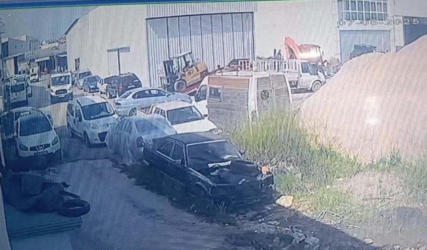 Kurtarıcıdan inerken halatı kopan forklift, park halindeki otomobile çarptı