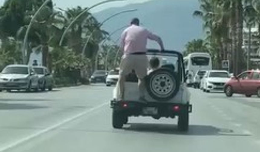 Üstü açık araçla trafiği tehlikeye attılar