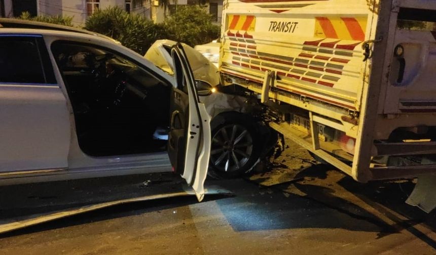 Otomobil Kamyonete Çarptı: 2 Yaralı
