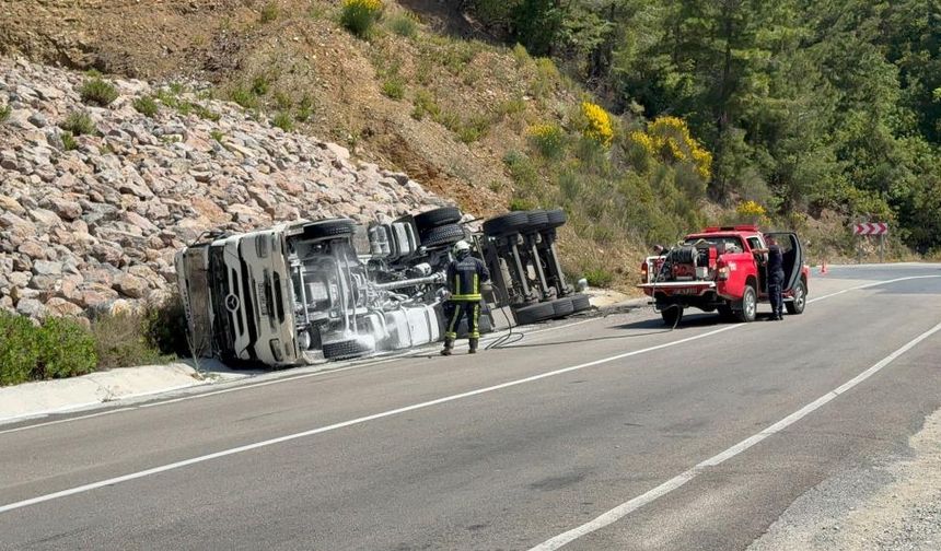 Zift yüklü tankeri taşıyan tır devrildi: 1 kişi yaralandı