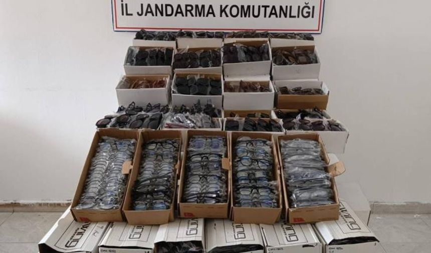 Araçta 3 bin kaçak gözlük ele geçirildi