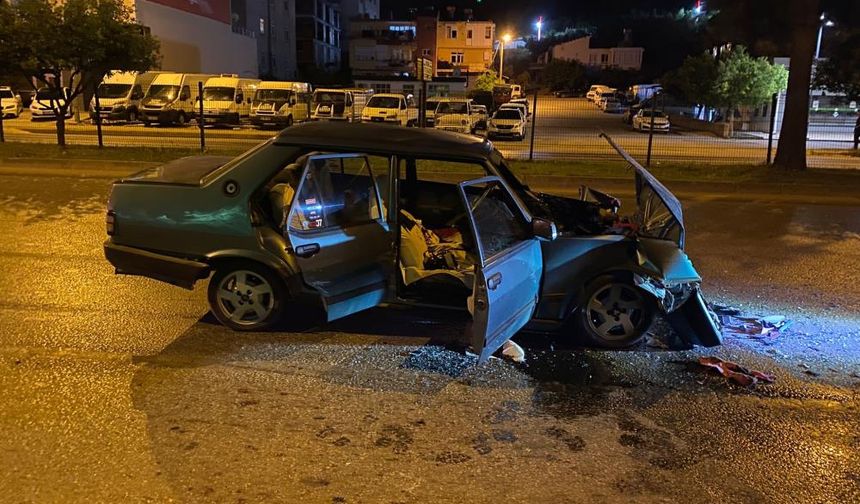 Tırla çarpışan Tofaş hurdaya döndü: 2 yaralı