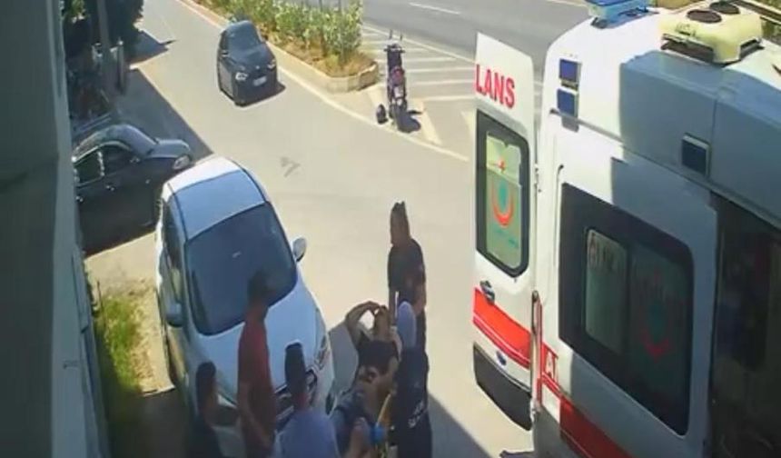 Otomobille çarpışan motosikletin sürücüsü metrelerce savruldu