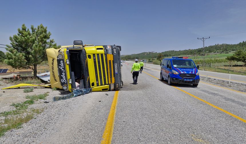 Devrilen TIR Sürücüsü Yaralandı