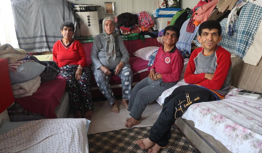 72 Yaşındaki Süheyla Anne, 3 Engelli Evladına Yıllardır Tek Başına Bakıyor