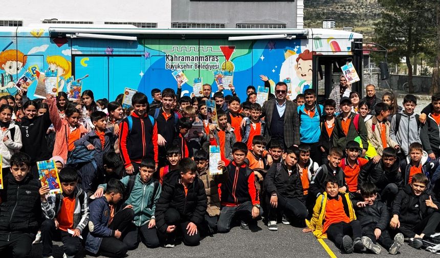 Mobil Çocuk Kütüphanesi, Minik Kalplere Kitap Sevgisi Aşılamaya Devam Ediyor
