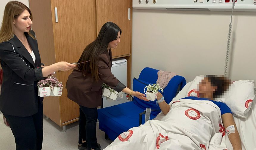 Depremzede Kadınlara Anneler Günü Hediyesi ve Çiçek Dağıtıldı
