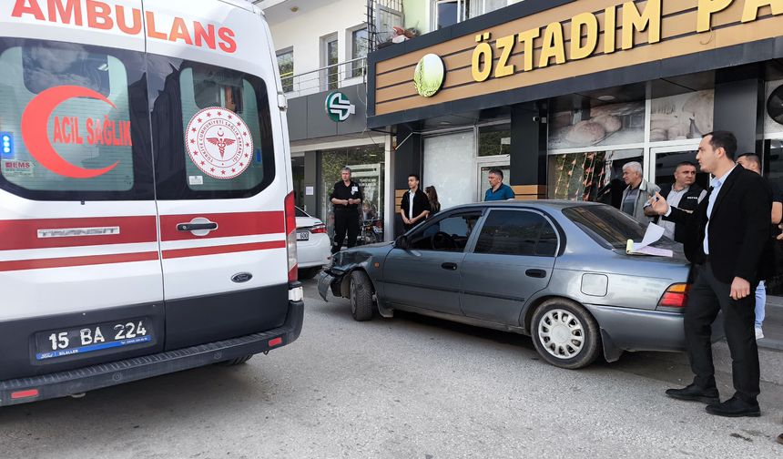 Elektrikli Motosiklet İle Otomobil Çarpıştı: 2 Yaralı