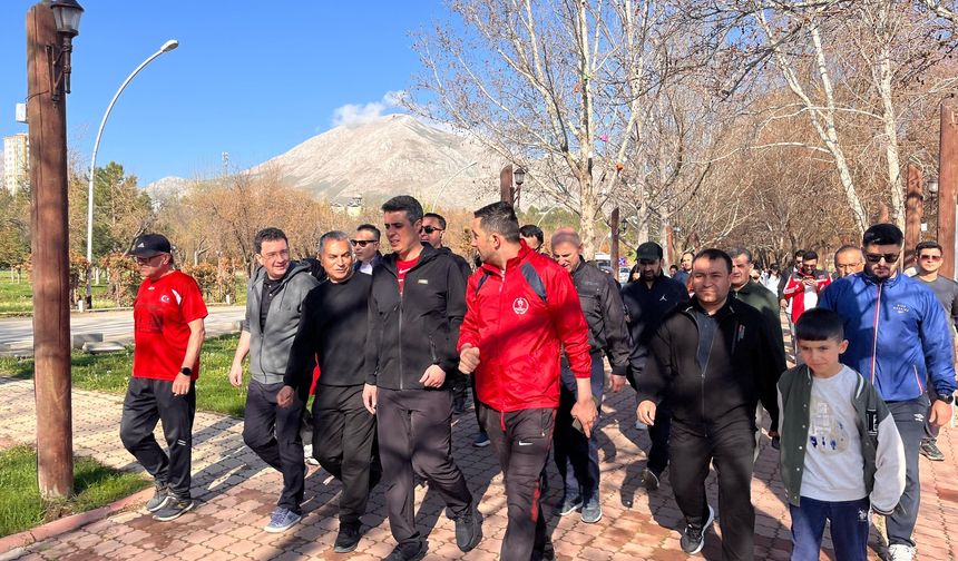 Elbistan’da 19 Mayıs Coşkusu: Aile Boyu Sağlıklı Yaşam Yürüyüşü Düzenlendi