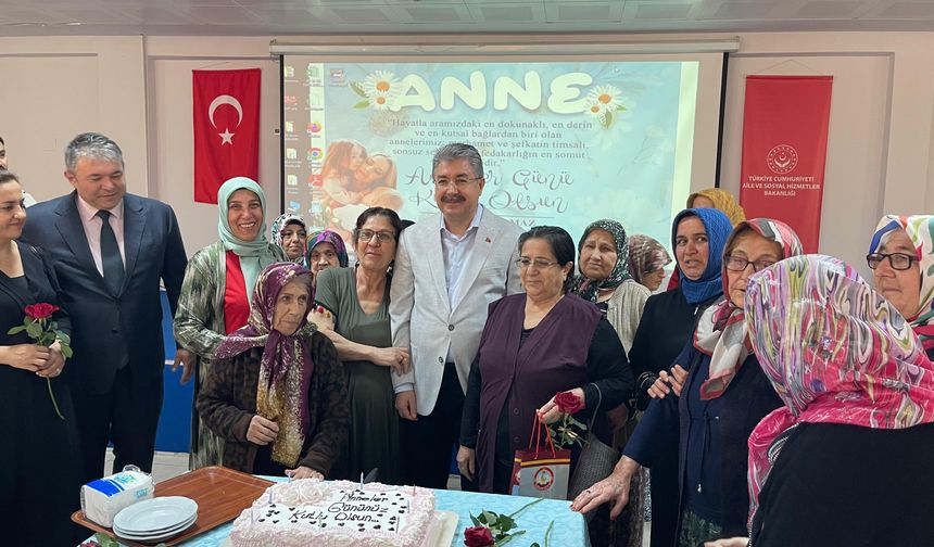 Huzurevinde Kalan Annelerin Günü Kutlandı