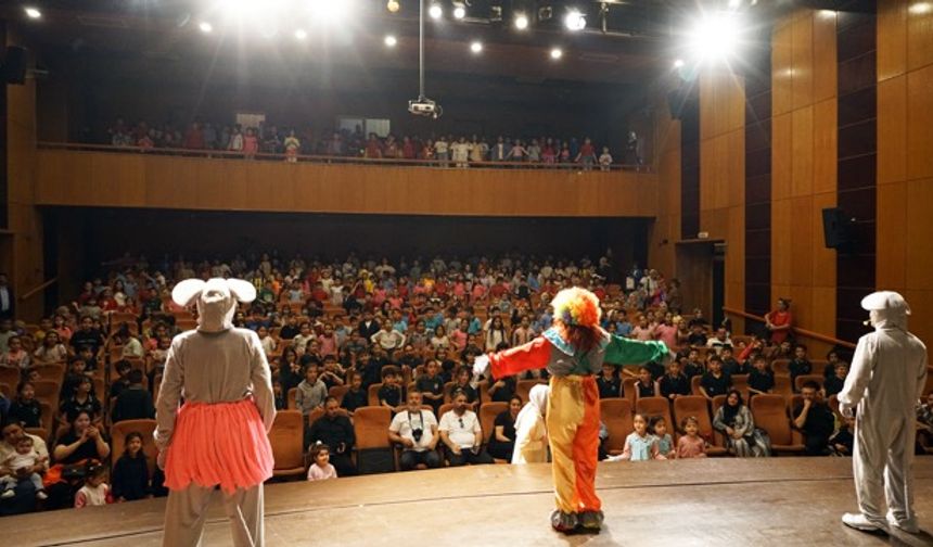 Kahkahalar ve Alkışlar Arasında: “Sam ile Julia” Oyunu Çocukları Mest Etti