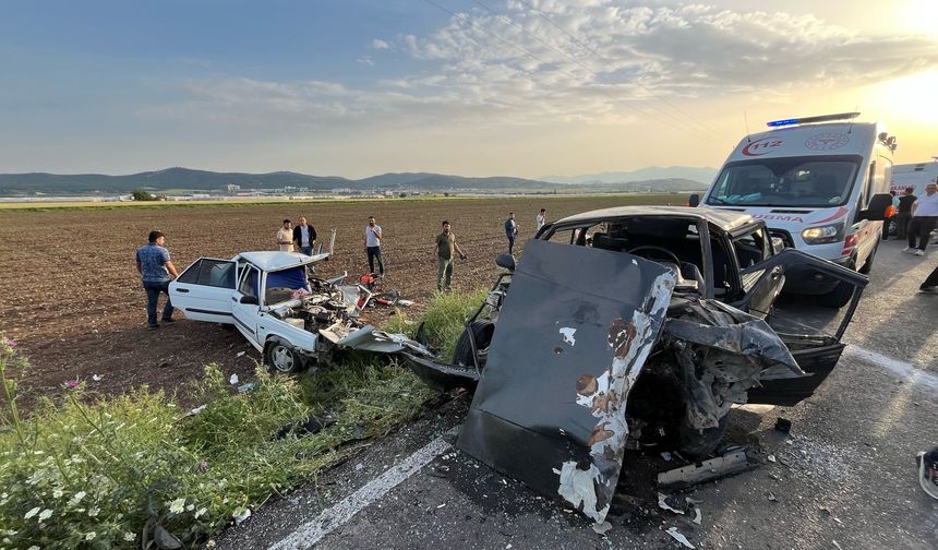Otomobiller Hurdaya Döndü 2 Kişi Hayatını Kaybetti