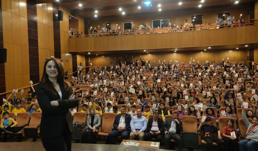 Özgür Aras Tüfek, Masallarla Öğrencilere İlham Verdi