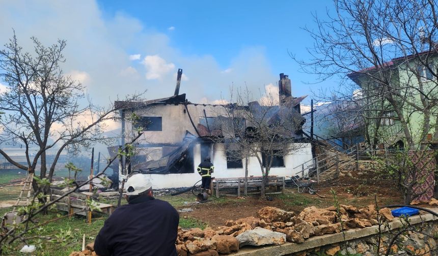 Yanan Ev Kullanılmaz Hale Geldi