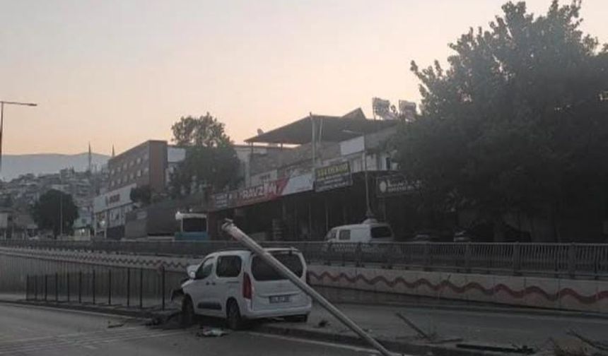 Kahramanmaraş’ta Trafik Kazası: Konrolden Çıkan Araç Aydınlatma Direğine Çarparak Durdu