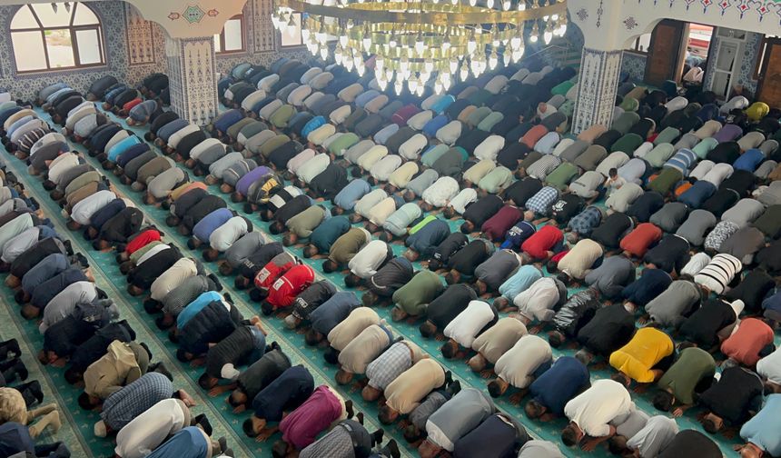 Vatandaşlar Bayram Namazı İçin Camilere Akın Etti