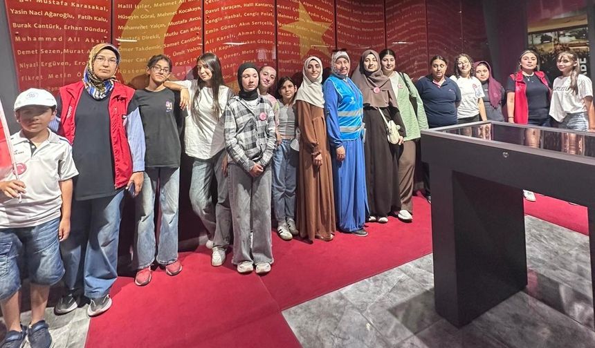 Üniversite Öğrencileri Şehit Ömer Halisdemir'in Kabrinde Dua Etti