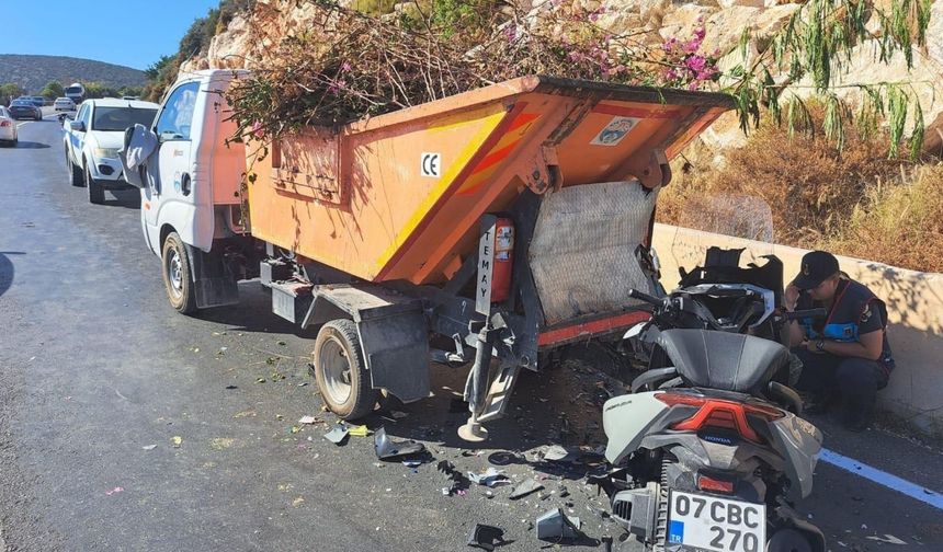 Çöp Kamyonuna Arkadan Çarpan Motosiklet Sürücüsü Kurtarılamadı