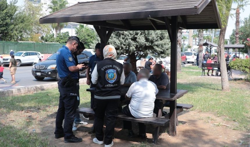 Emniyet Ekiplerinden Okul Çevrelerinde Yoğun Denetim