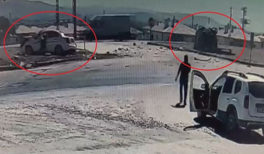 Kafa Kafaya Çarpışan Otomobillerde 4 Kişi Yaralandı