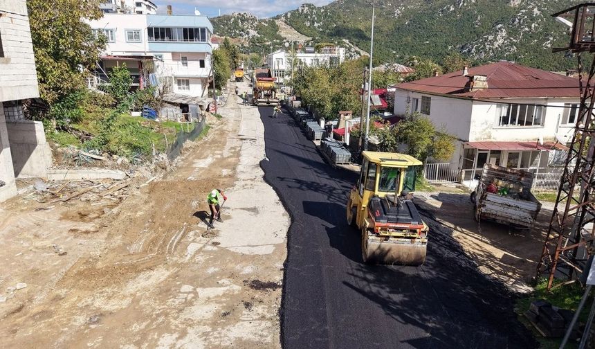 Kahramanmaraş Andırın'da 2 Kilometrelik Cadde Sıcak Asfaltla Yenileniyor