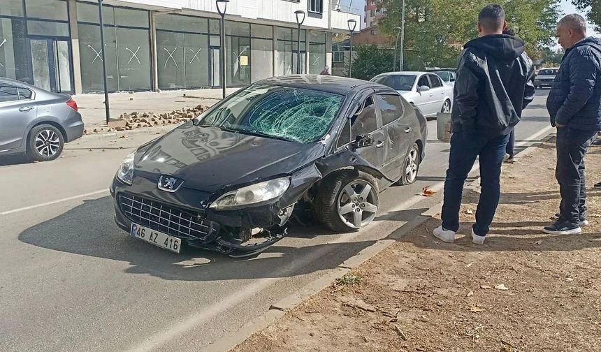 Kahramanmaraş’ta Kontrolden Çıkan Araç Refüje Çarptı