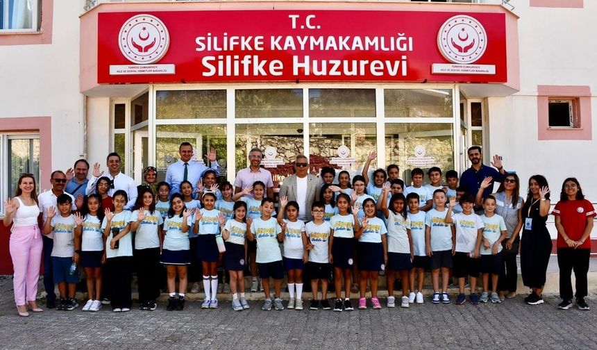 Öğrencilerden Huzurevi Ziyaretinde Duygusal Anlar