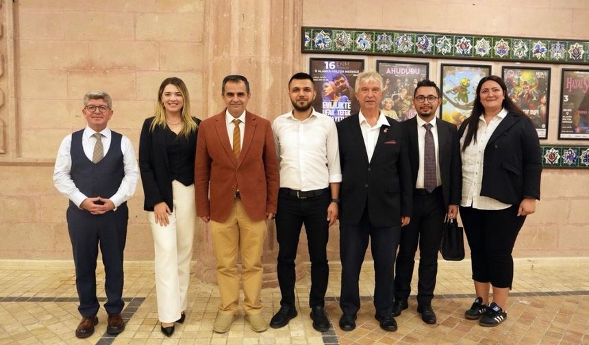 Tiyatro Sezonu Sanatseverlerin Yoğun İlgisiyle Başladı