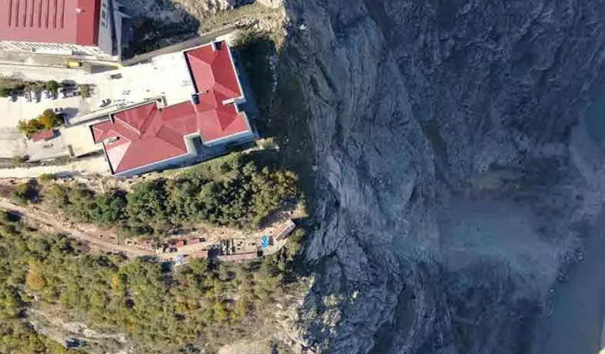 Okul Bölgesinde Kaya Kopması! İki Lise Tahliye Edildi