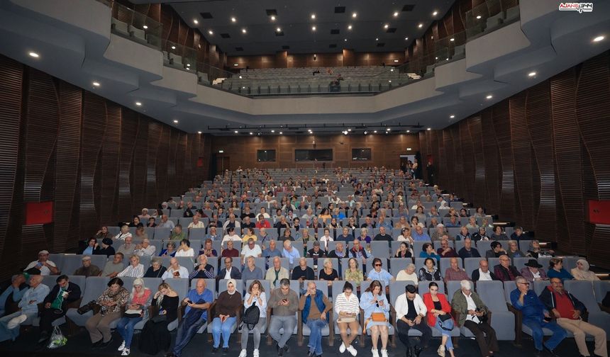 Mersin'de Emekli Evi Üyeleri 'Ben Anadolu' Tiyatro Oyununa Yoğun İlgi Gösterdi
