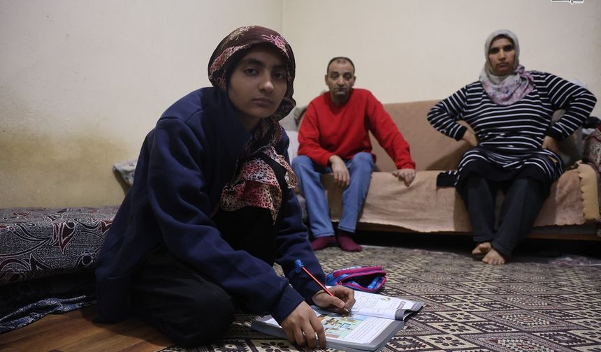 Tek odalı evde yaşayan Meryem’in hayali: Mavi boyalı, temiz bir oda