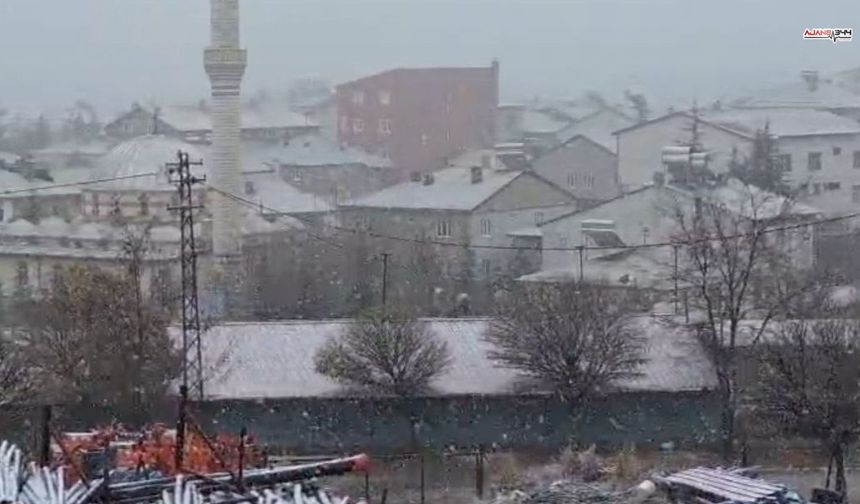 Vatandaşı sevindiren haber: Tufanbeyli'ye kar yağdı