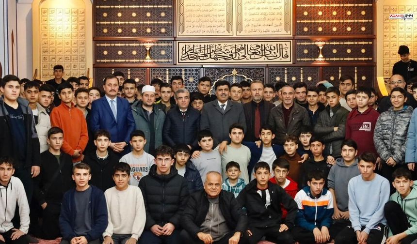 Onikişubat Milli Eğitim Müdürü Kurt, Öğrencilerle Bir Araya Geldi