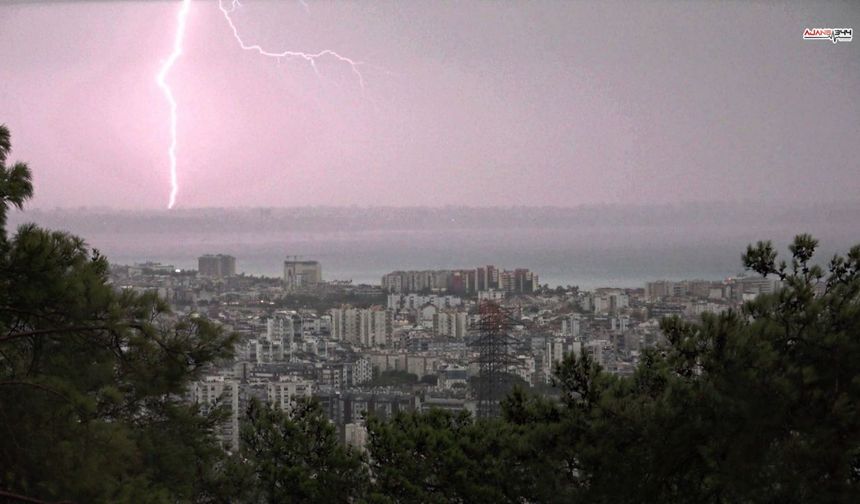 Şiddetli Fırtına ve Sağanak Yağış Hayatı Olumsuz Etkiledi
