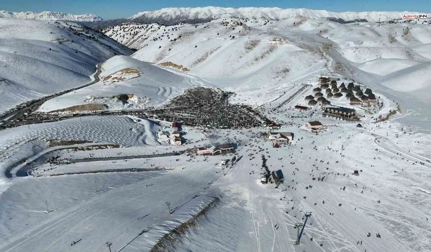 Yedikuyular'da kar kalınlığı 70 santimetreye ulaştı