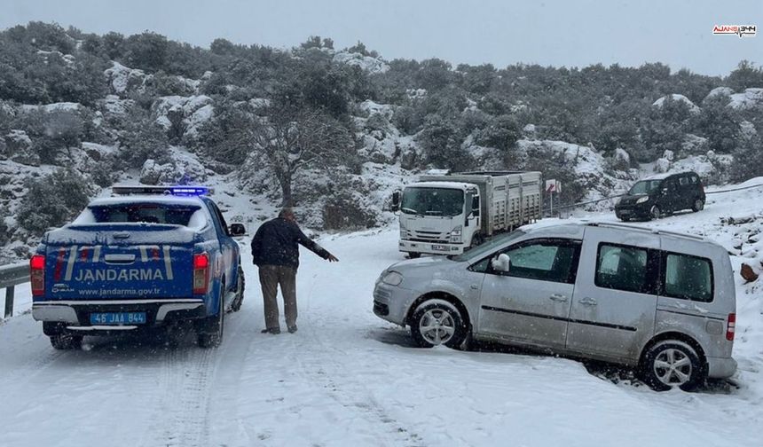 Yoğun Kar Nedeniyle Mahsur Kalanlara Ekiplerden Müdahale