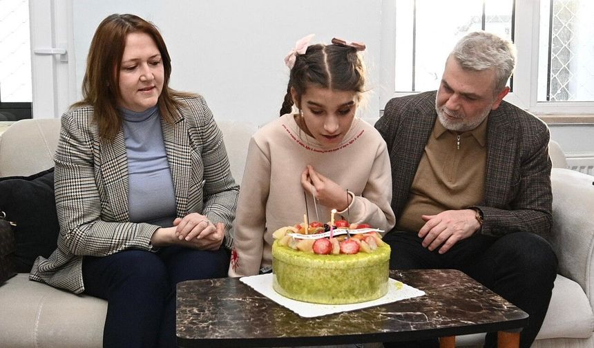 Başkan Görgel’den doğum günü sürprizi: Emine’nin yüzü güldü