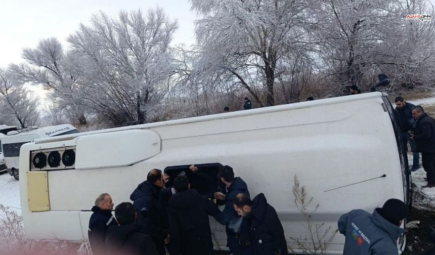 Elbistan-Çoğulhan yolunda işçi servisi  devrildi