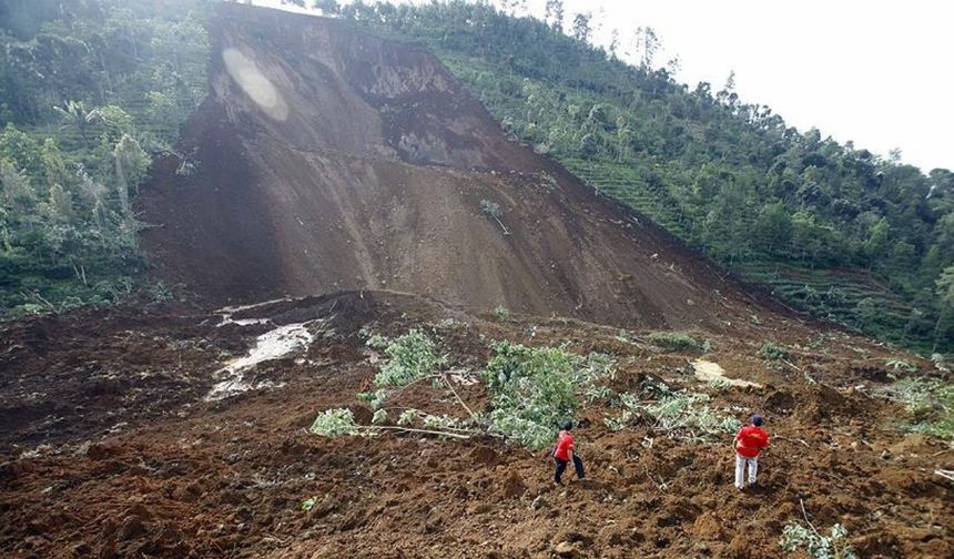 Heyelan 7 kişiyi hayattan kopardı! 82 kişi kayıp