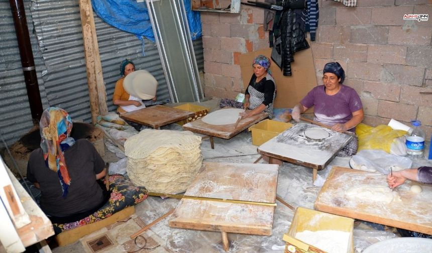 Kadınlar yufka için imece usulü bir araya geliyor
