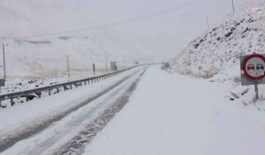 Kahramanmaraş–Göksun karayolu kar ve tipi nedeniyle trafiğe kapandı