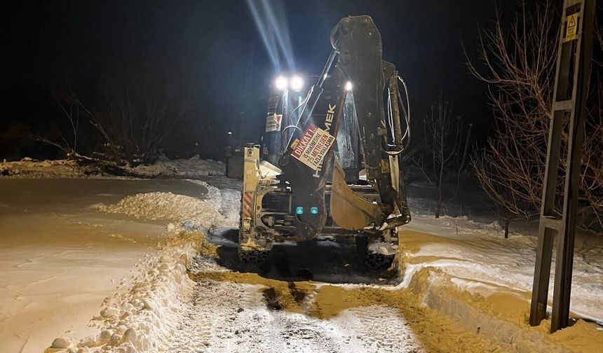 Göksun kırsalında kar mesaisi 7/24 sürüyor