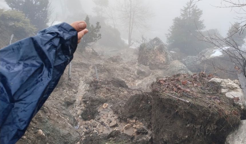 Köşürge Köyü'nde Sağanak Yağış Kayaları Evin Üzerine Yuvarladı