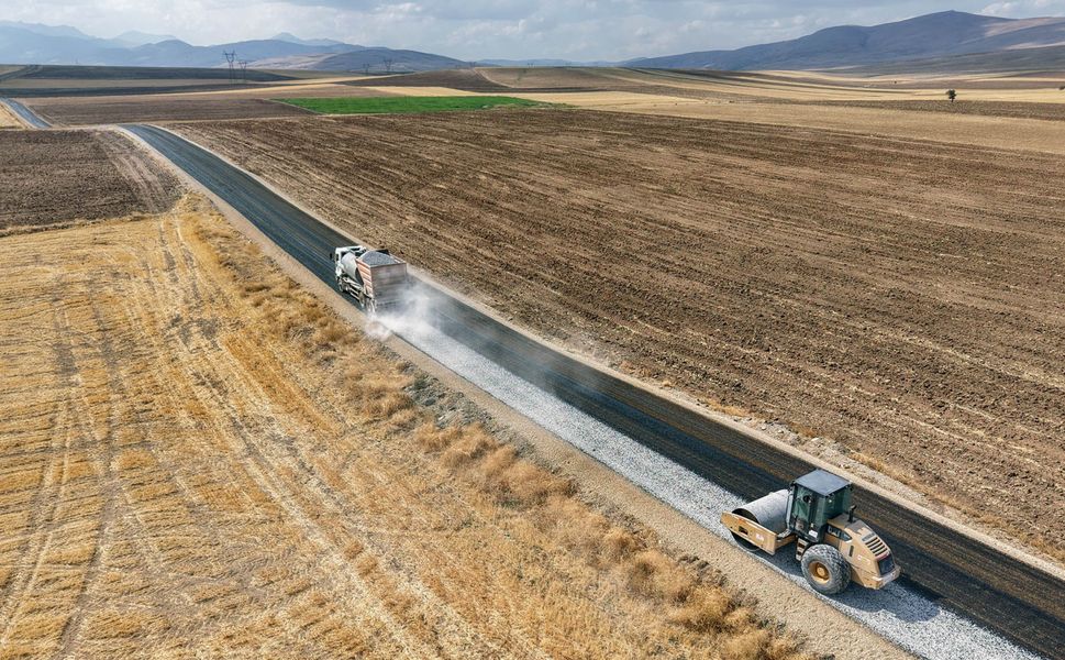 Büyükşehir Belediyesi Afşin’de 9 Mahallenin Yolunu Yeniledi