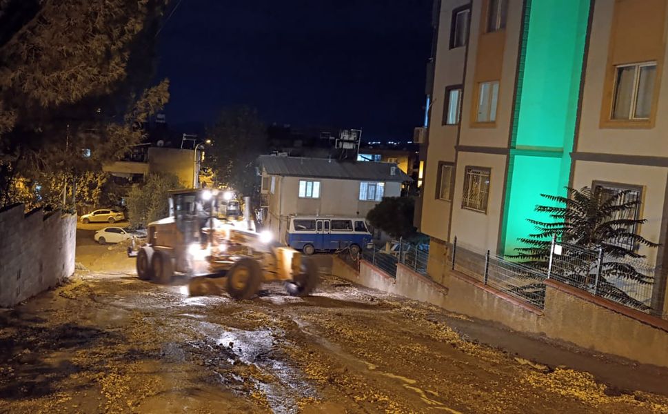 Yağış Sonrası Büyükşehir’den Kesintisiz Gece Müdahalesi