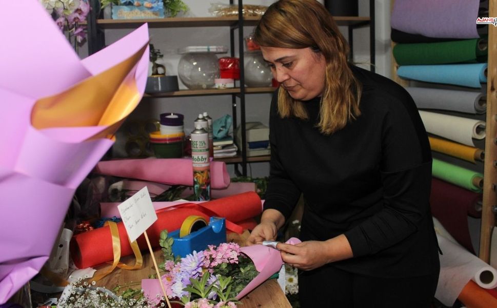 Kahramanmaraş’ta Atanamayan Öğretmen 24 Kasıma Özel Çiçek Fiyatlarını Düşürdü