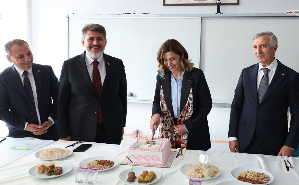 Kahramanmaraş'ta Öğretmenler Günü'nde Sürpriz Doğum Günü