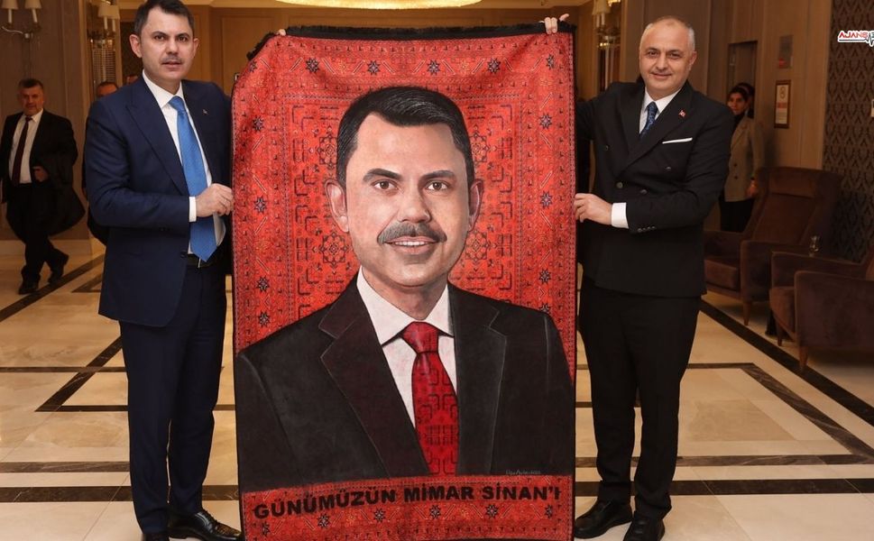 Bakan Kurum'a “Günümüzün Mimar Sinan’ı” Hediyesi