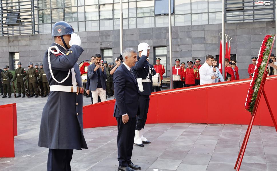 Kurutuluşun 106. Yılda Anlamlı Çelenk Töreni